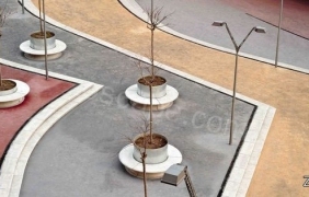 广场上的树池坐凳 by admin