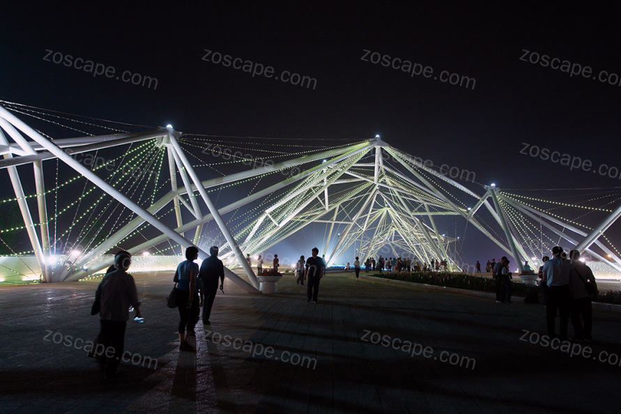 公园入口创意景观桥构筑物夜景图片